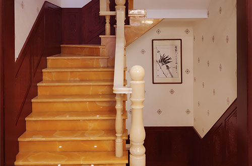 峨边中式别墅室内汉白玉石楼梯的定制安装装饰效果